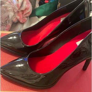 Ladies, black patent leather pumps